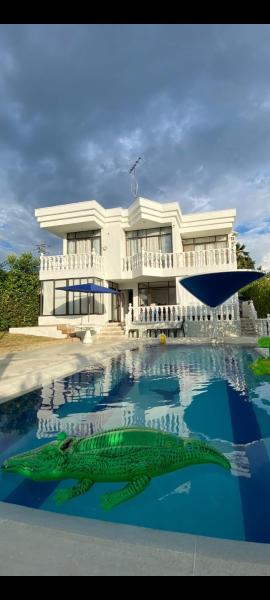 Casa quinta en condominio hacienda la estancia